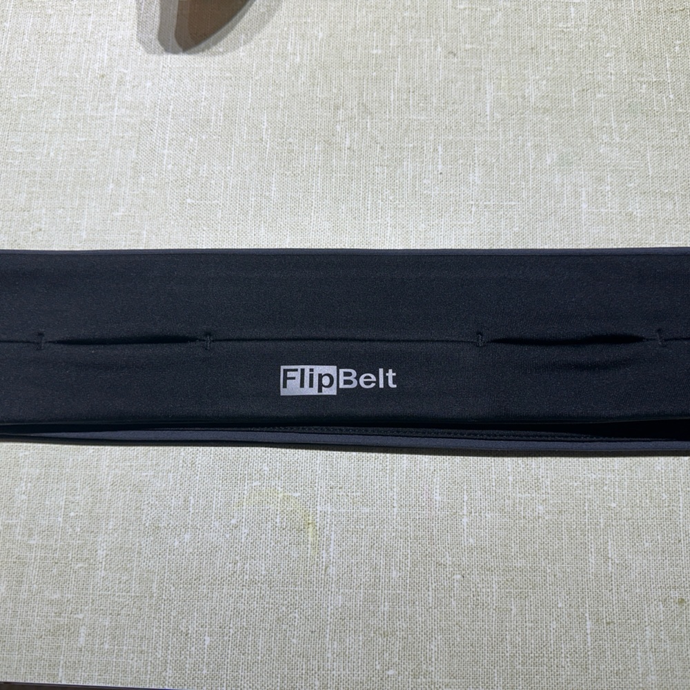 Black‎ Runners FlipBelt XL. No zipper

Aprox 17 inches across
